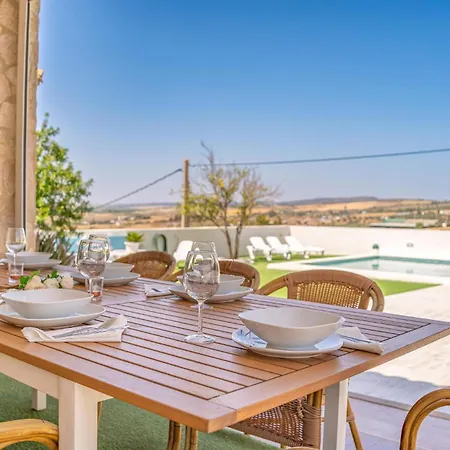 3 Bedroom Lovely In Holiday home
